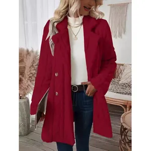 Manteau élégant en peluche bordeaux pour femme avec double boutonnage et col à revers chic