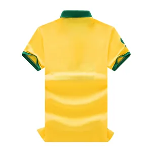 Vista posterior de un polo de algodón amarillo y verde para aficionados al fútbol brasileño