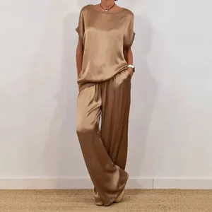 Elegant tweedelig satijnen setje in champagne met losse top en wijde broekspijpen