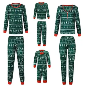 Pyjamas de Noël assortis pour la famille en vert avec imprimés de flocons