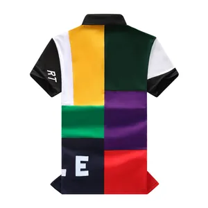 Vue arrière d'un polo décontracté en patchwork multicolore avec des lettres brodées.