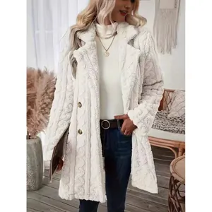 Manteau blanc douillet en maille torsadée pelucheuse avec col tailleur et double boutonnage