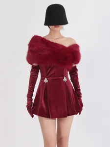 Vestito Mini da Donna in Velluto Rosso Vino per Natale Senza Spalline con Pelliccia Sintetica e Strass con Guanti
