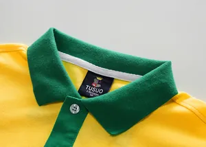 Vista detallada del cuello y etiqueta de polo de algodón amarillo y verde para fans de Brasil