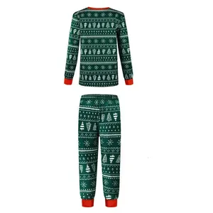Pyjama de Noël vert deux pièces avec motifs d'arbres blancs et poignets rouges