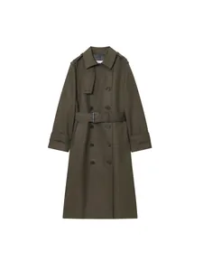 Trench-coat imperméable classique à double boutonnage pour femme avec ceinture olive.