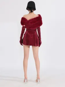 Elegante abito natalizio in velluto bordeaux con collo in pelliccia e guanti lunghi