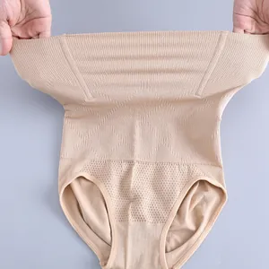 Culotte gainante beige sans couture taille haute montrant une grande élasticité