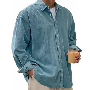Chemise en velours côtelé bleu clair pour hommes, coupe décontractée et col rabattu.