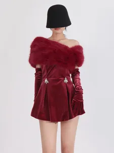 Abito natalizio festivo in velluto bordeaux con bordo in ecopelliccia e guanti coordinati