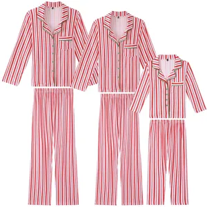 Pijama de Navidad a juego para la familia de rayas rojas y blancas con ribete verde