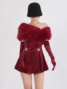 Elegante abito natalizio in velluto rosso vino con bordo in finta pelliccia e guanti lunghi
