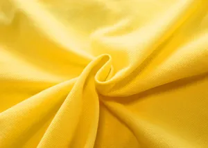 Primer plano de la tela de piqué amarillo en nido de abeja para polos de fútbol de Brasil