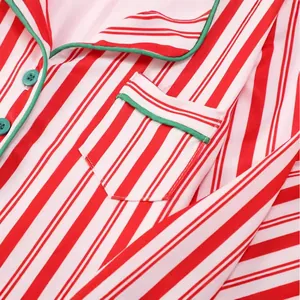 Top de pijama de Navidad a rayas rojas y blancas con ribetes y botones verdes