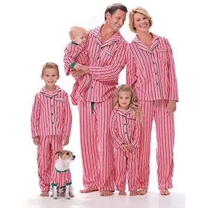 Conjunto de pijamas navideños a rayas rojas y blancas para toda la familia y su perro