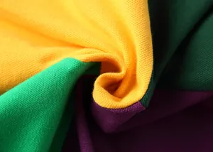 Gros plan détaillé d'un tissu en coton piqué multicolore montrant texture et couture