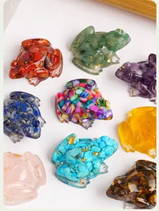 Ranas de resina coloridas con trozos de cristal natural y escamas de pan de oro fino