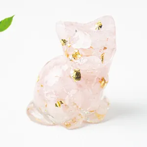 Primo piano dettagliato di una statuetta di gatto in cristallo rosa con eleganti foglie d'oro
