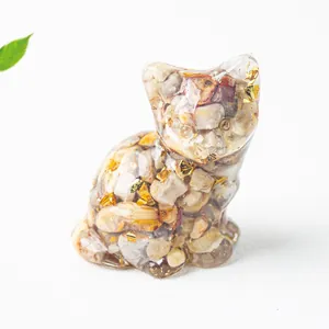 Dettaglio di un gatto seduto decorativo fatto di cristalli naturali e foglia d'oro.