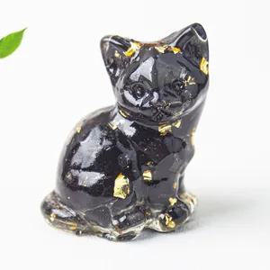Statuetta di gatto seduto in resina nera con eleganti scaglie di foglia d'oro