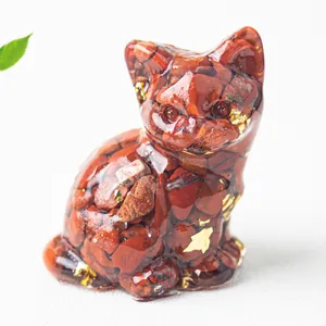 Dettaglio di statuetta a forma di gatto in resina di diaspro rosso con scaglie dorate