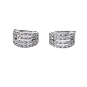 Bagues d'oreilles élégantes en cuivre argenté avec quatre rangées de strass