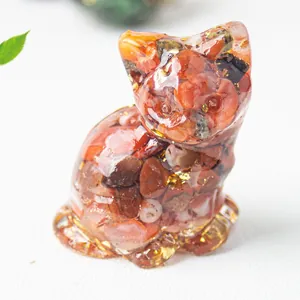 Vista dettagliata della statuina di gatto seduto in scaglie di cristallo naturale e foglia d'oro