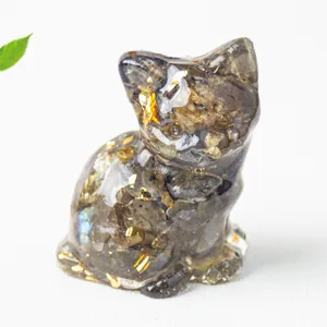 Dettaglio di una statuina di gatto in cristallo naturale fatta a mano con foglie oro