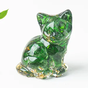 Dettaglio ravvicinato del gatto in cristallo verde che mostra la trama della resina