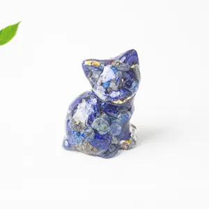 Vista dettagliata di una statuina di gatto in resina di lapislazzuli con scaglie d'oro