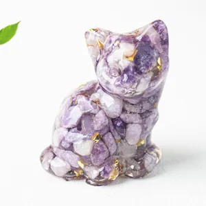 Dettaglio di una statuina di gatto in cristallo viola con accenti in foglia d'oro