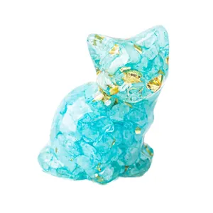 Statuina di gatto seduto in resina di cristallo naturale azzurro con eleganti foglie d'oro