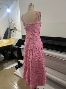 Vista detallada de la espalda del vestido de encaje rosa con flores en 3D
