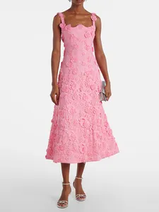 Vista detallada de un vestido midi rosa sin mangas con apliques de encaje floral en 3D