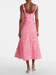 Vista trasera de vestido midi rosa sin mangas con delicado bordado de encaje floral