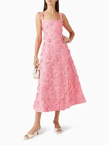 Elegante vestido midi rosa sin mangas con encaje floral 3D y bordados finos