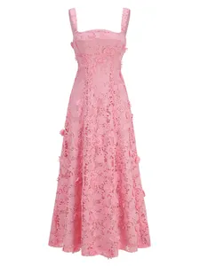 Vista detallada de vestido rosa de encaje sin mangas con apliques florales 3D.