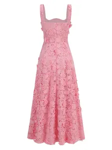 Vista trasera del vestido de noche de encaje rosa con apliques florales 3D y cremallera.