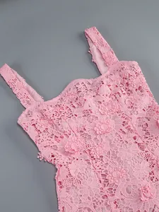 Detalle de un vestido rosa sin mangas de encaje con elegantes decoraciones florales.