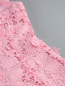 Primer plano de un elegante encaje floral rosa con detalles de bordado intrincados