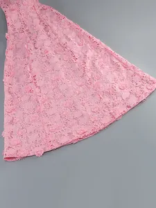 Primer plano de vestido de fiesta de encaje rosa con elegantes apliques de flores en 3D