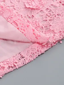 Detalle de encaje floral rosa con suave forro interior en primer plano de calidad