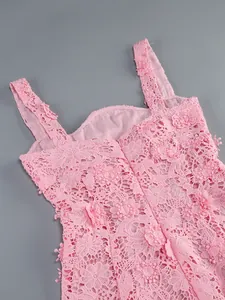 Detalle de un vestido de encaje rosa sin mangas con delicadas flores 3D