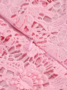 Primer plano de la delicada tela de encaje floral rosa y detalle de cremallera invisible