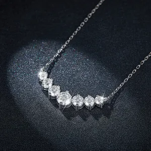 Nahaufnahme einer 1,7-Karat-Moissanit-Halskette in V-Form mit brillantem Glanz