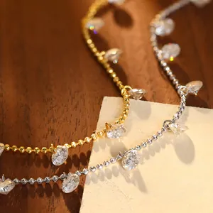 Detailaufnahme von funkelnden Moissanit-Anhängern an goldenen und silbernen Ketten.