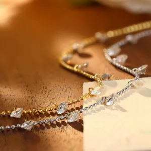 Makroansicht von Moissanit-Halsketten in Gold und Silber mit funkelnden Steinen.
