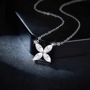 Détail du collier pendentif trèfle en moissanite avec pierres étincelantes taille marquise.