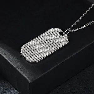 Vista detallada de un colgante de placa de identidad hip-hop de plata con moissanitas pavé.