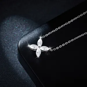 Vue détaillée en gros plan du collier trèfle à quatre feuilles en moissanite brillante.
